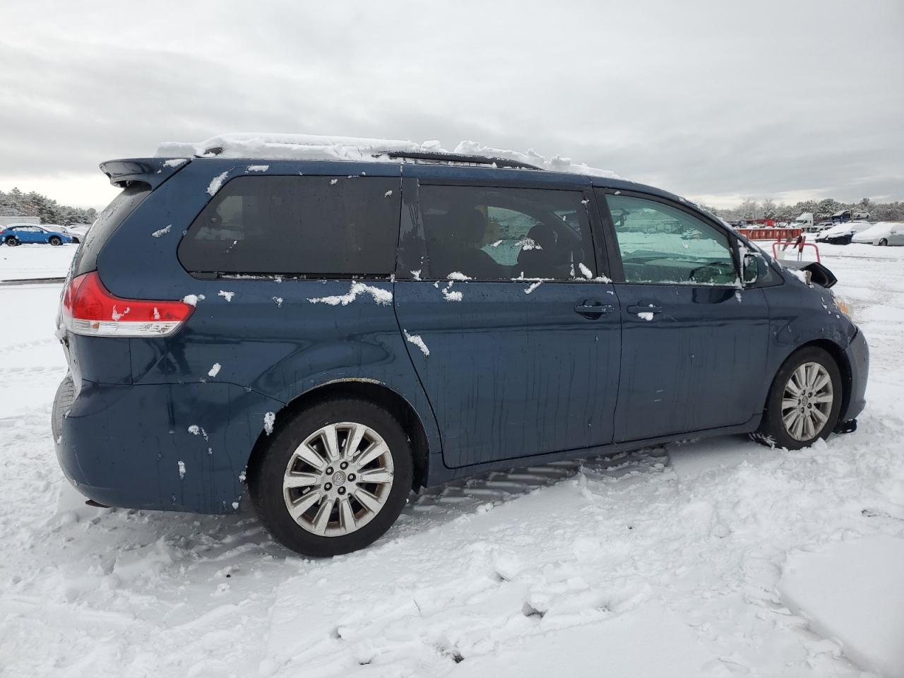2011 Toyota Sienna - Image 3