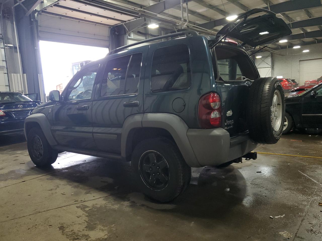 2005 Jeep Liberty (North America) - Image 2