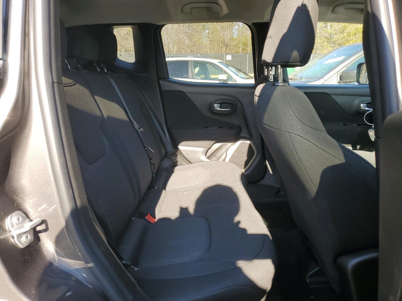 2017 Jeep Renegade - Image 11