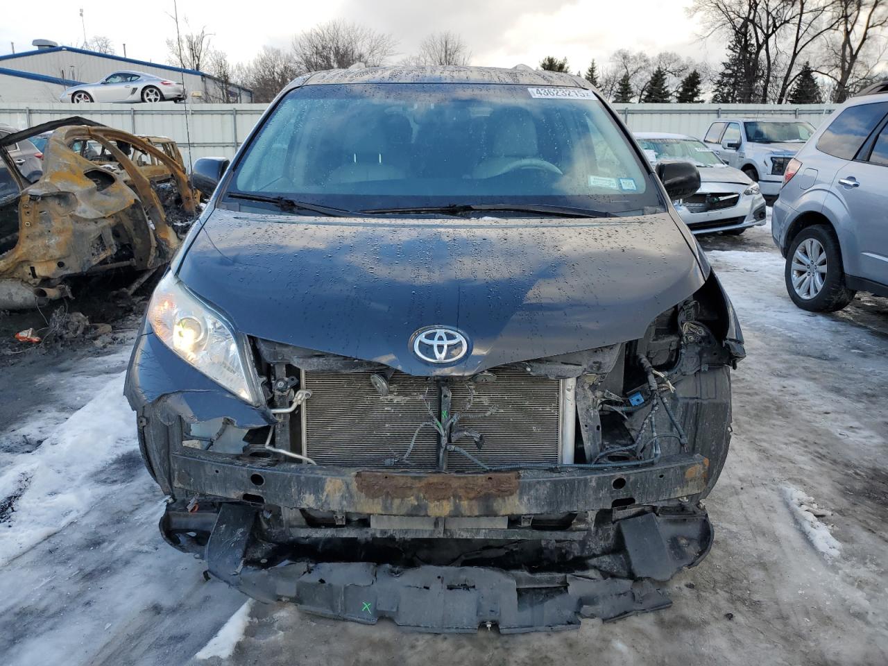 2014 Toyota Sienna - Image 5