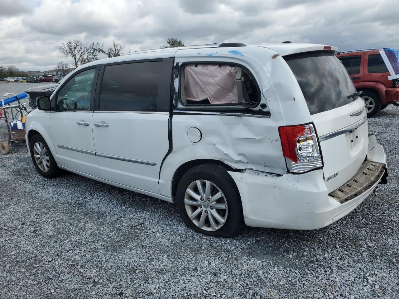 2016 Chrysler Town & Country - Image 2