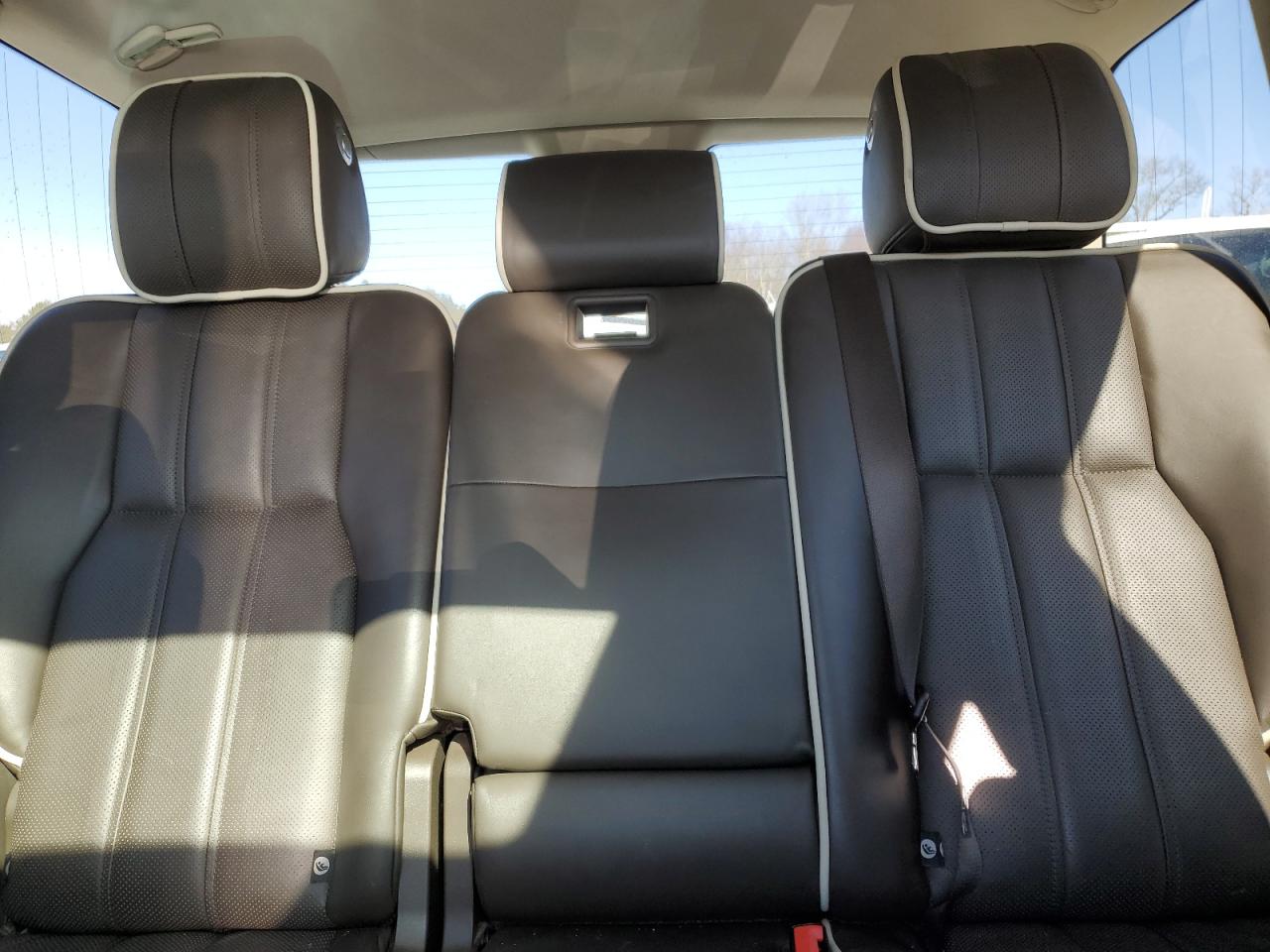 2011 Land Rover Range Rover - Image 10