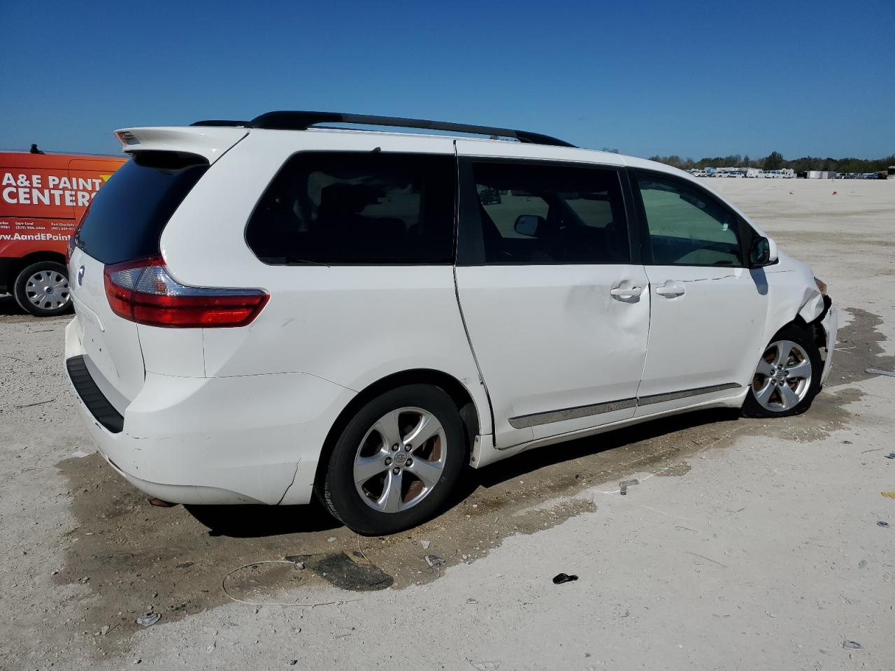 2016 Toyota Sienna - Image 3