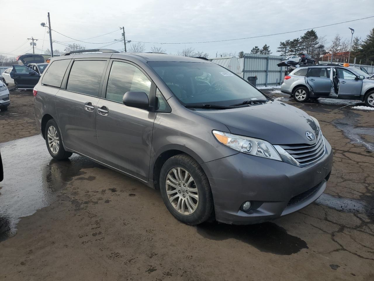 2015 Toyota Sienna - Image 4