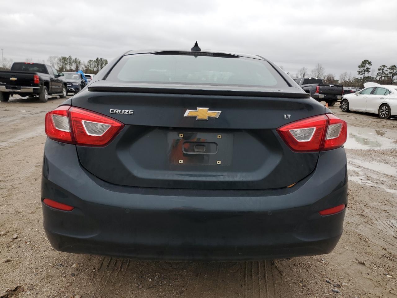 2018 Chevrolet Cruze - Image 6