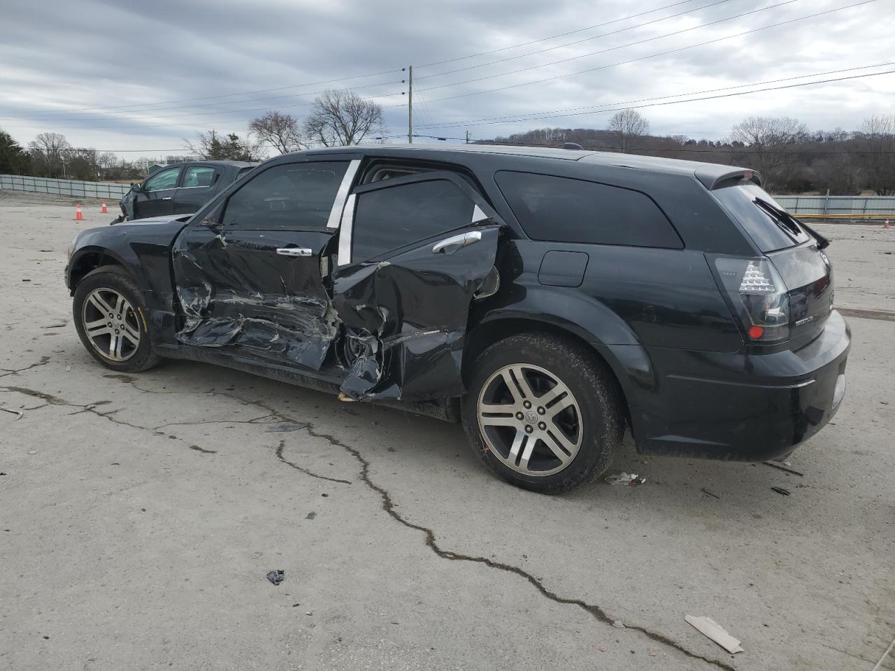 2005 Dodge Magnum - Image 2