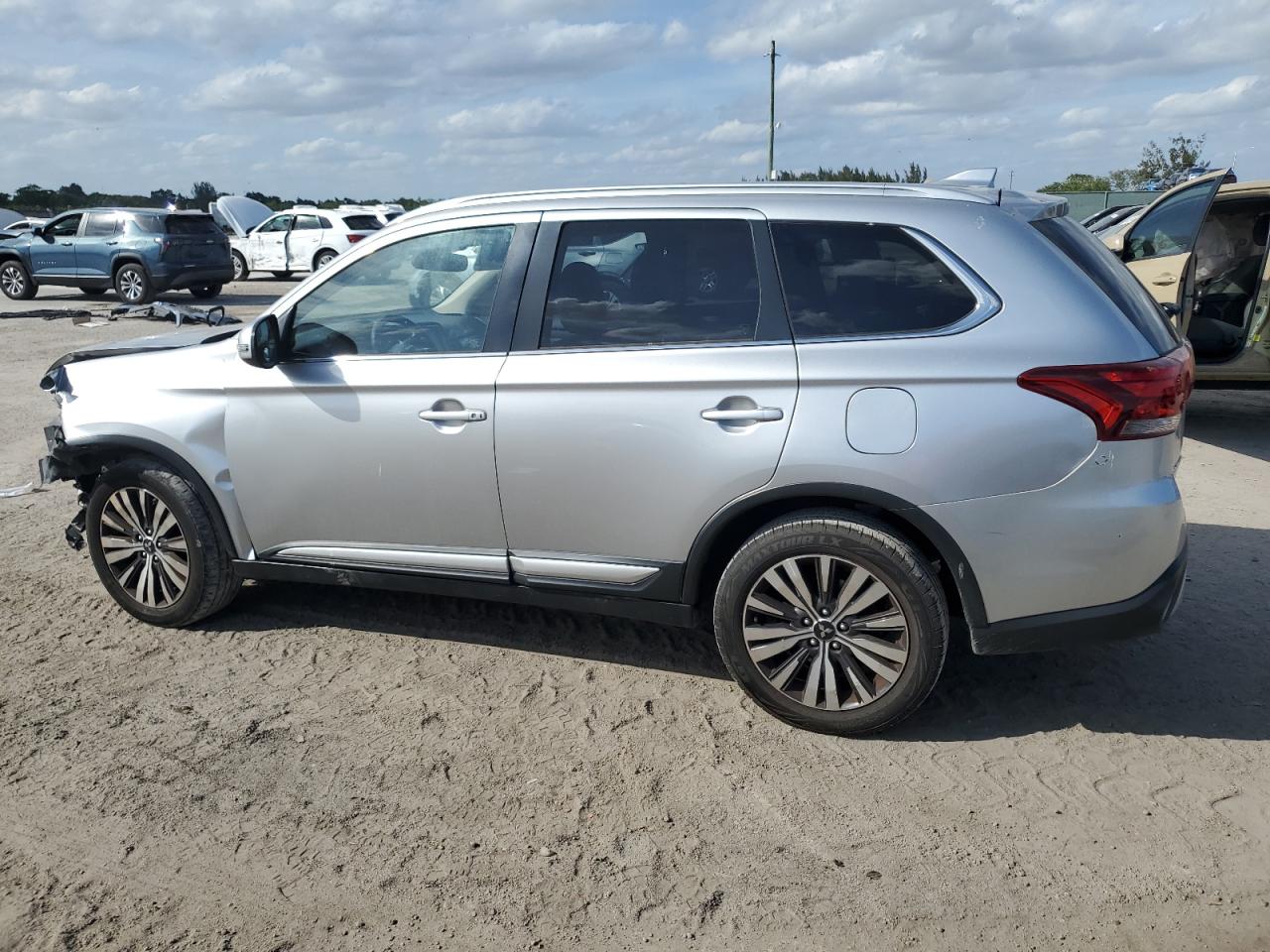 2020 Mitsubishi Outlander - Image 2