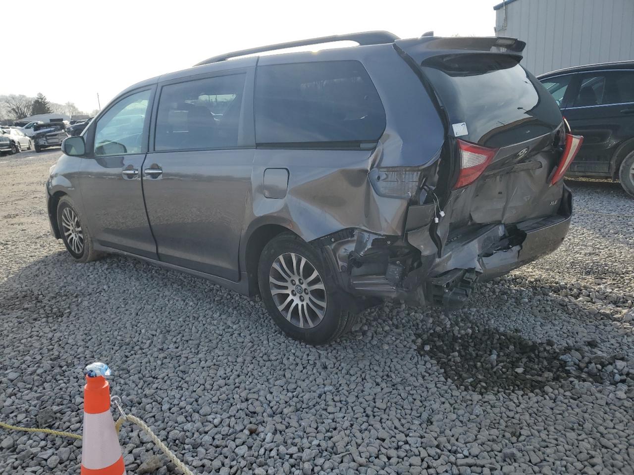 2018 Toyota Sienna - Image 3