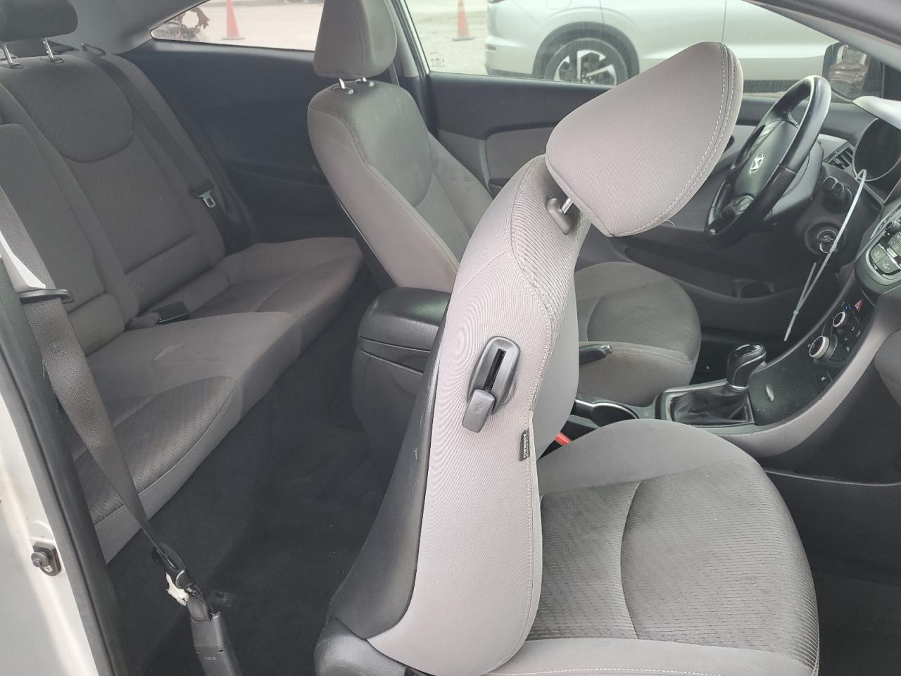2014 Hyundai Elantra - Image 10
