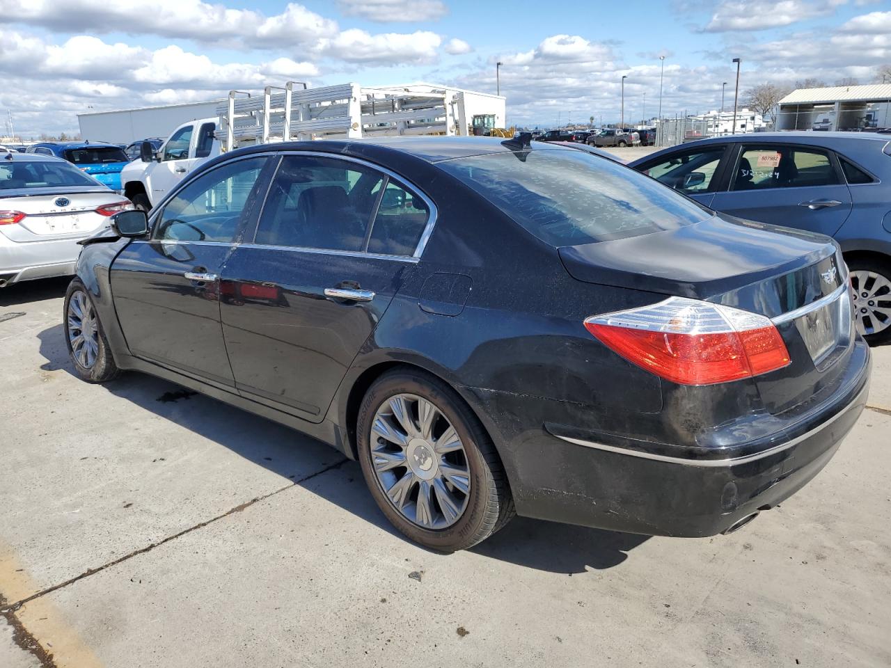 2011 Hyundai Genesis - Image 2