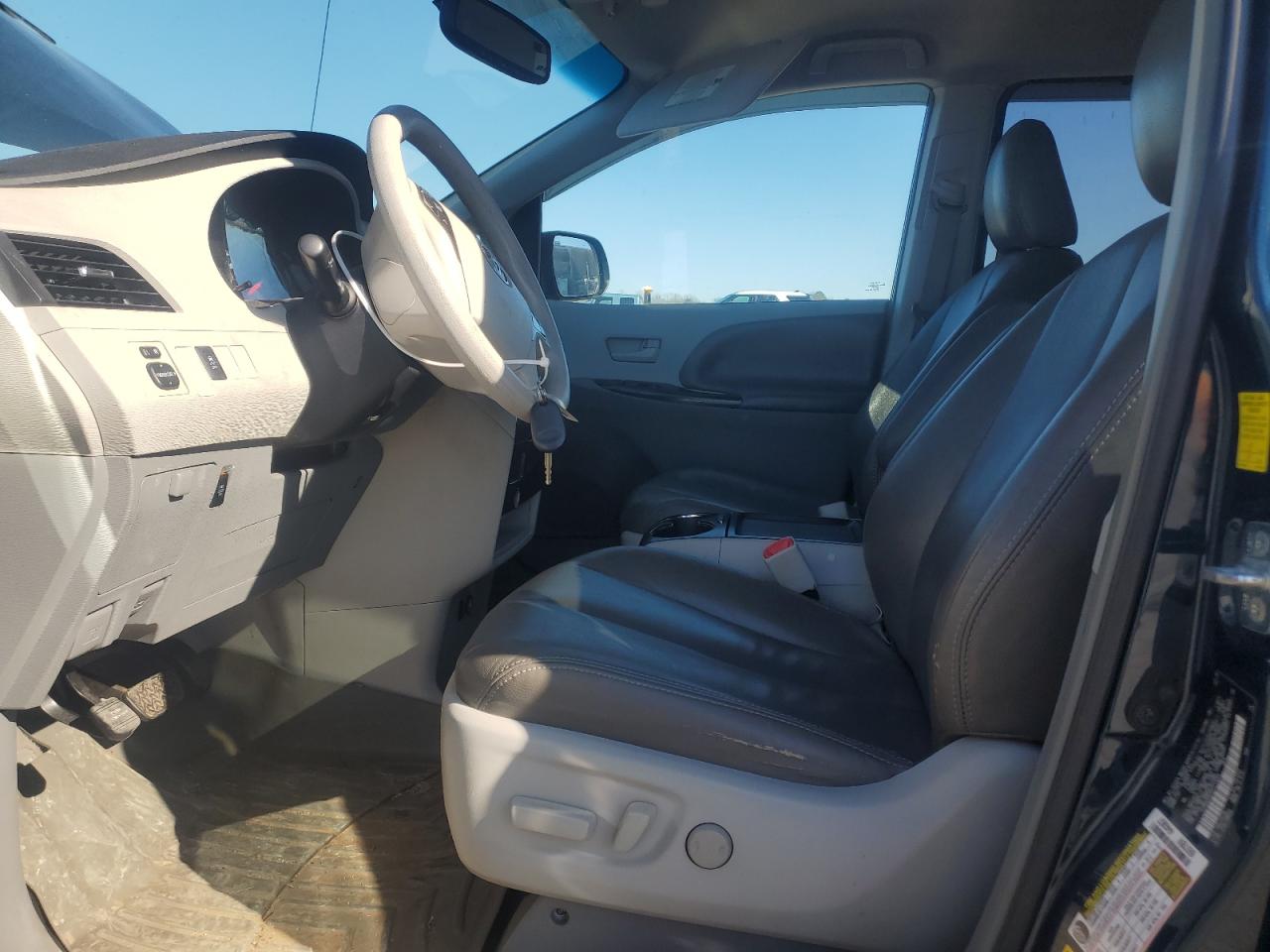 2011 Toyota Sienna - Image 7