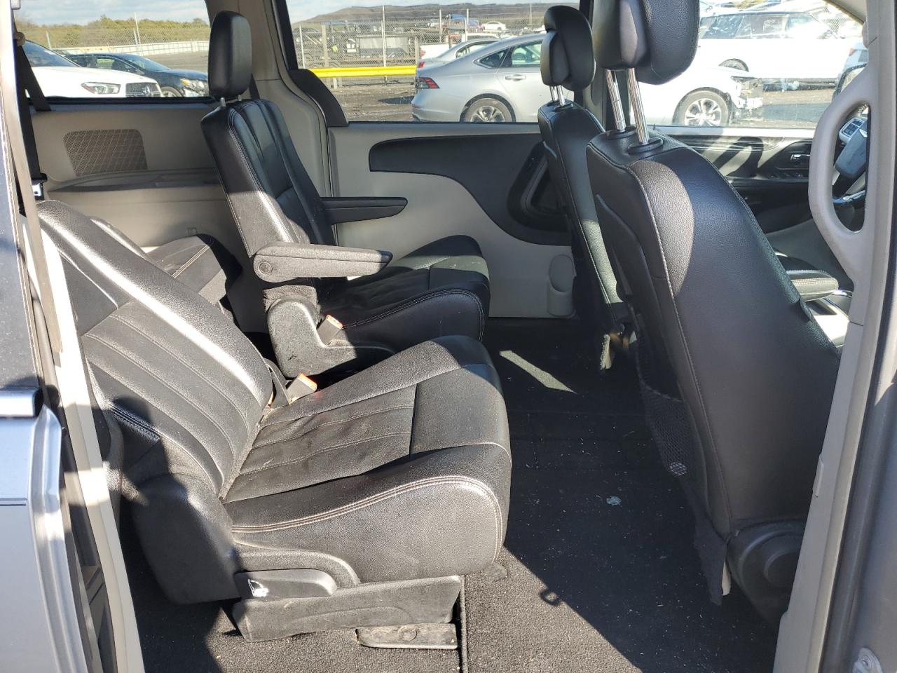 2014 Chrysler Town & Country - Image 11