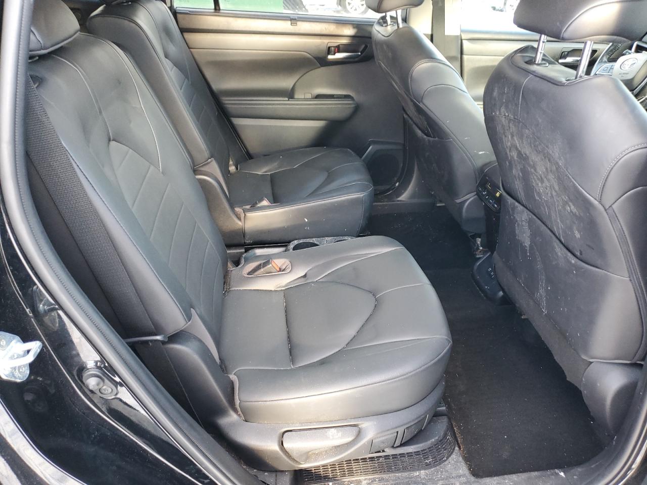 2020 Toyota Highlander - Image 11
