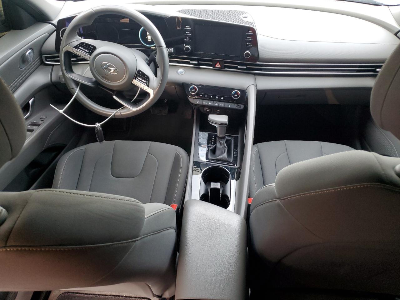 2022 Hyundai Elantra - Image 8