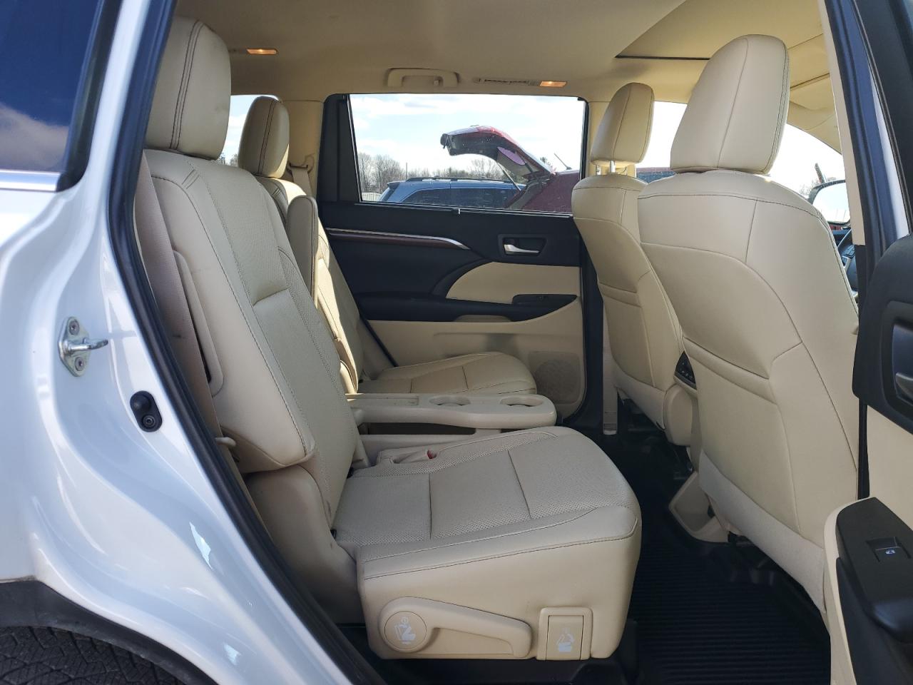 2019 Toyota Highlander - Image 11
