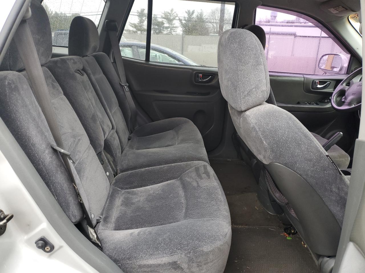 2004 Hyundai Santa Fe - Image 11