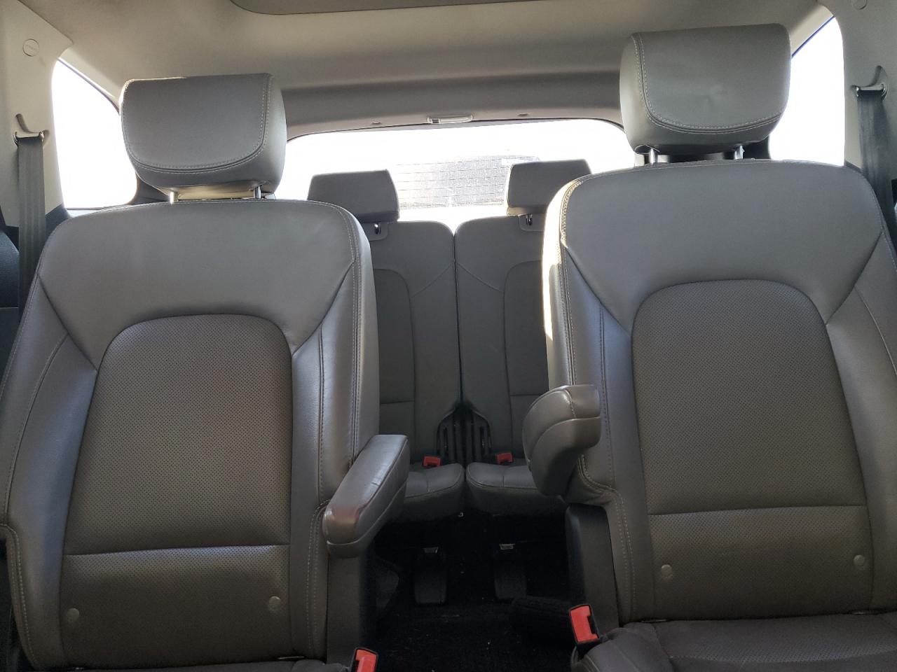 2015 Hyundai Santa Fe - Image 10