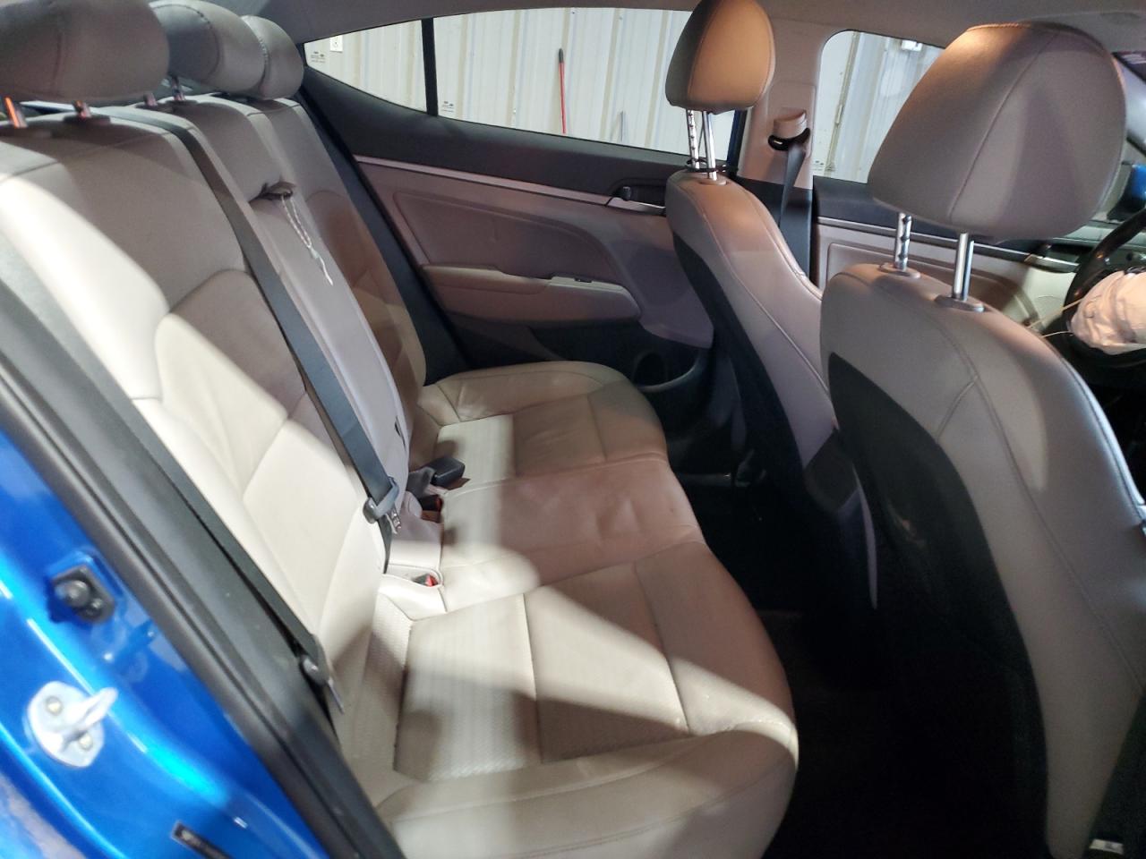 2017 Hyundai Elantra - Image 10