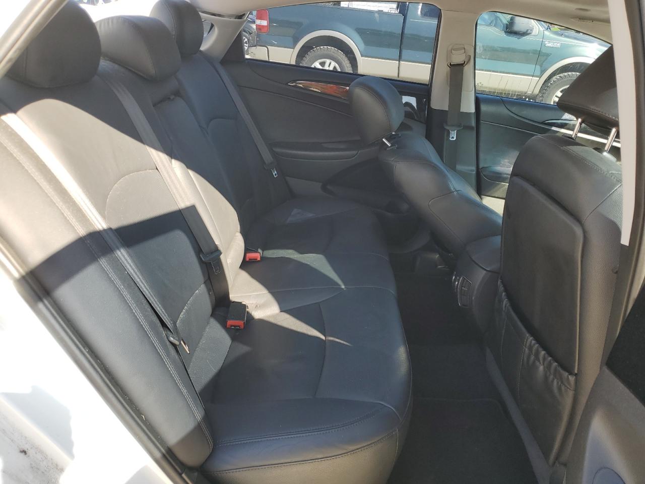 2011 Hyundai Sonata - Image 10