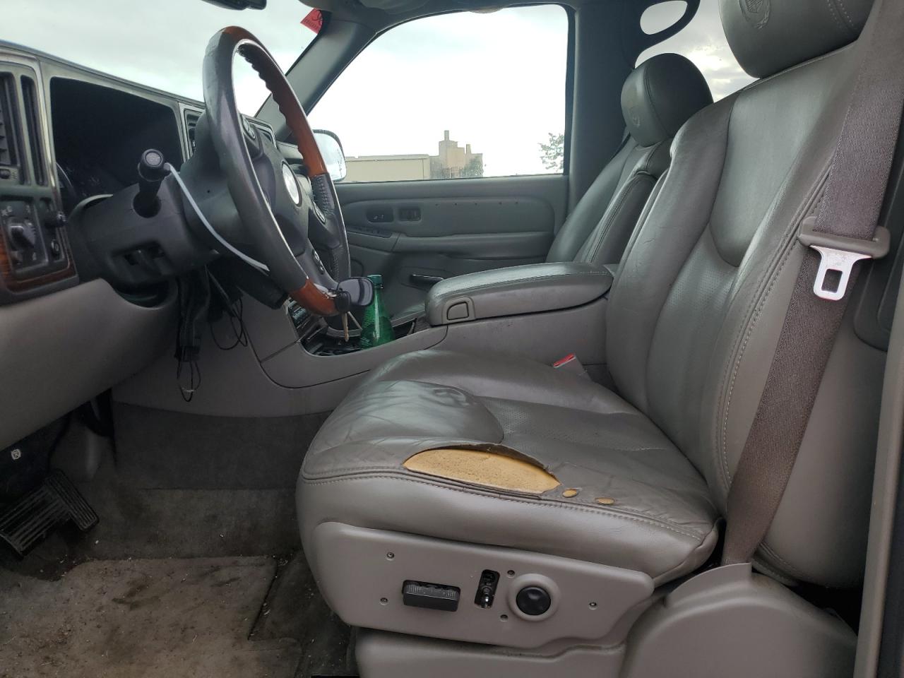 2004 Cadillac Escalade - Image 7