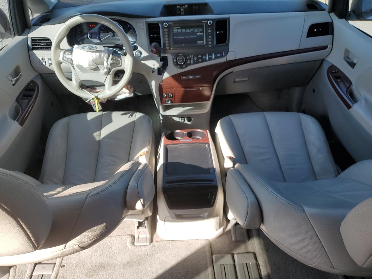2011 Toyota Sienna - Image 8