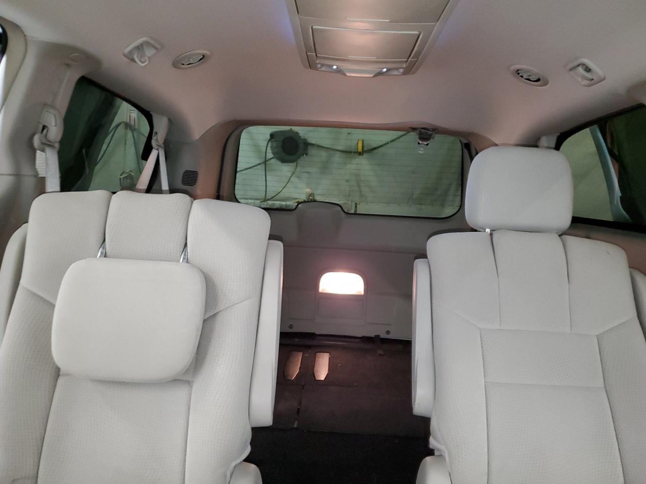 2012 Chrysler Town & Country - Image 10