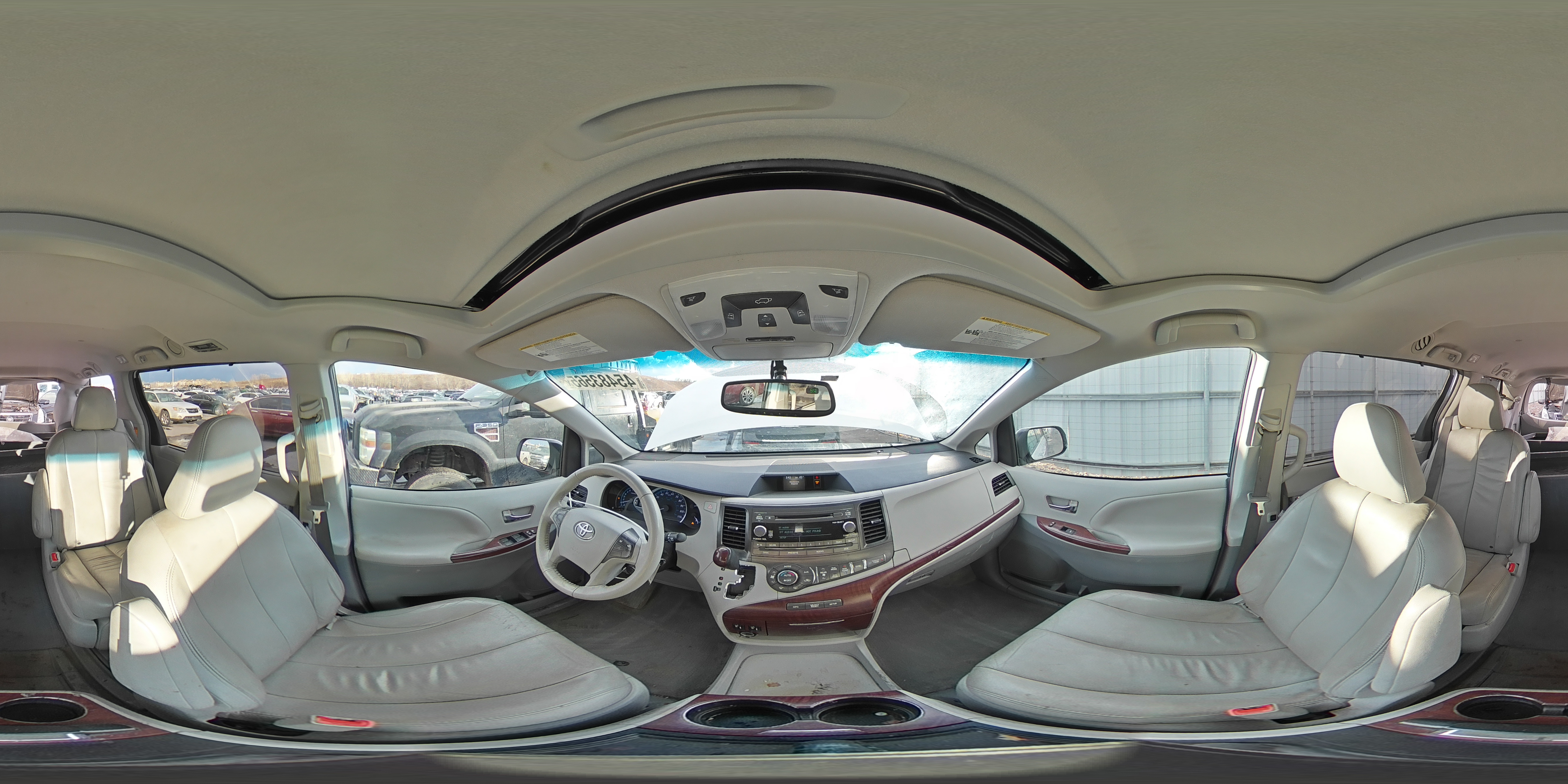 2014 Toyota Sienna - Image 16