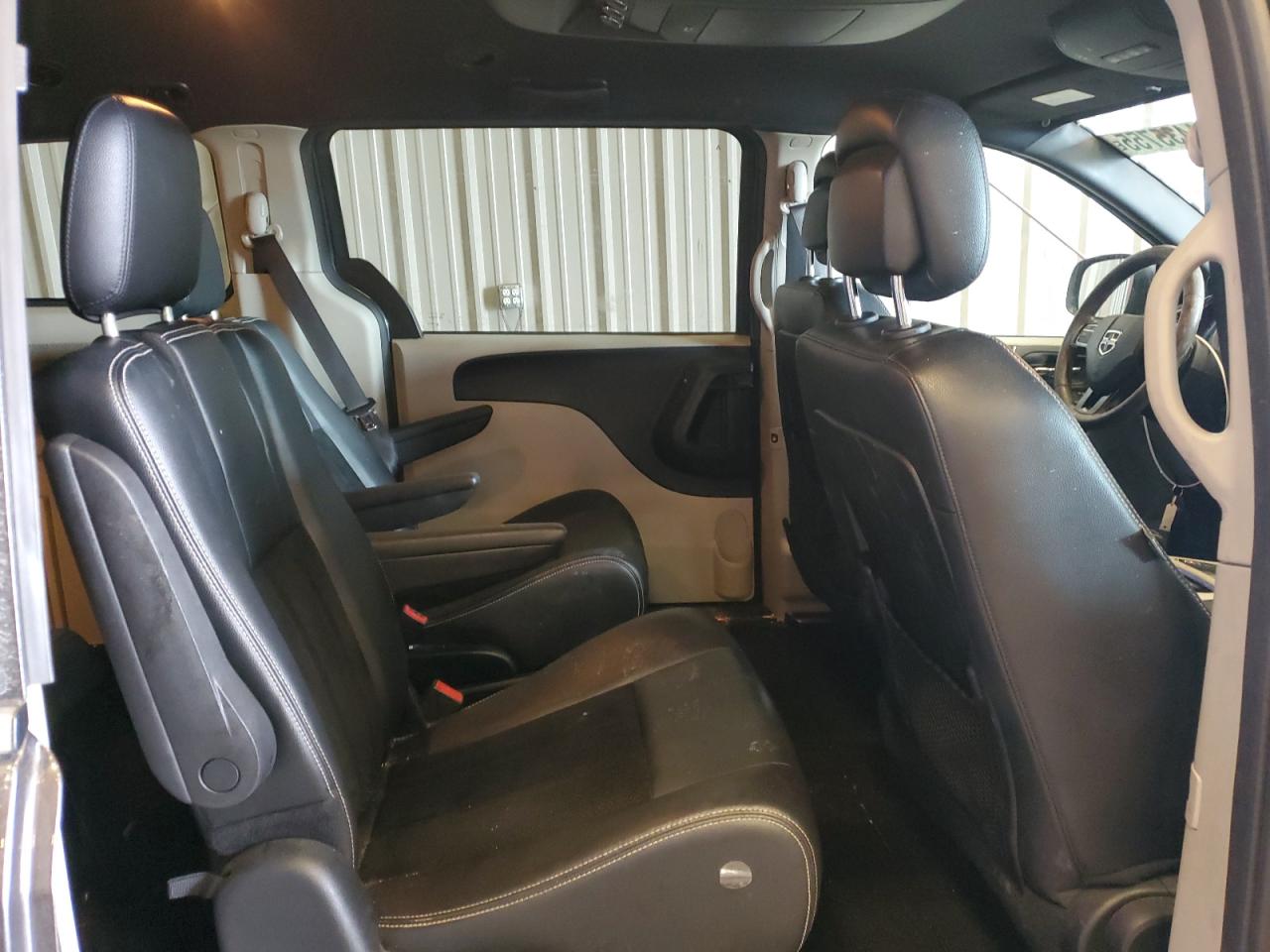 2018 Dodge Caravan - Image 11