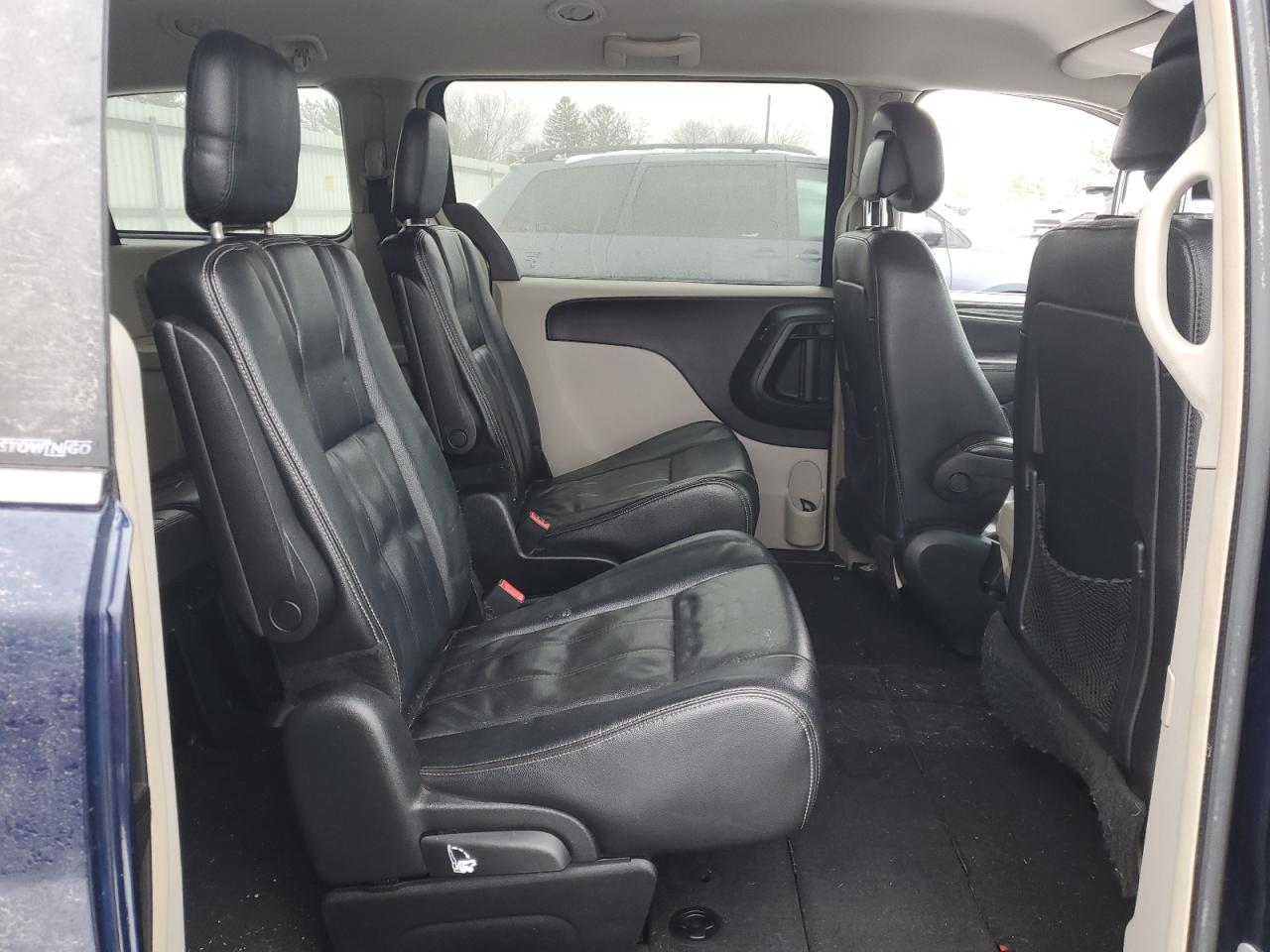 2014 Chrysler Town & Country - Image 11