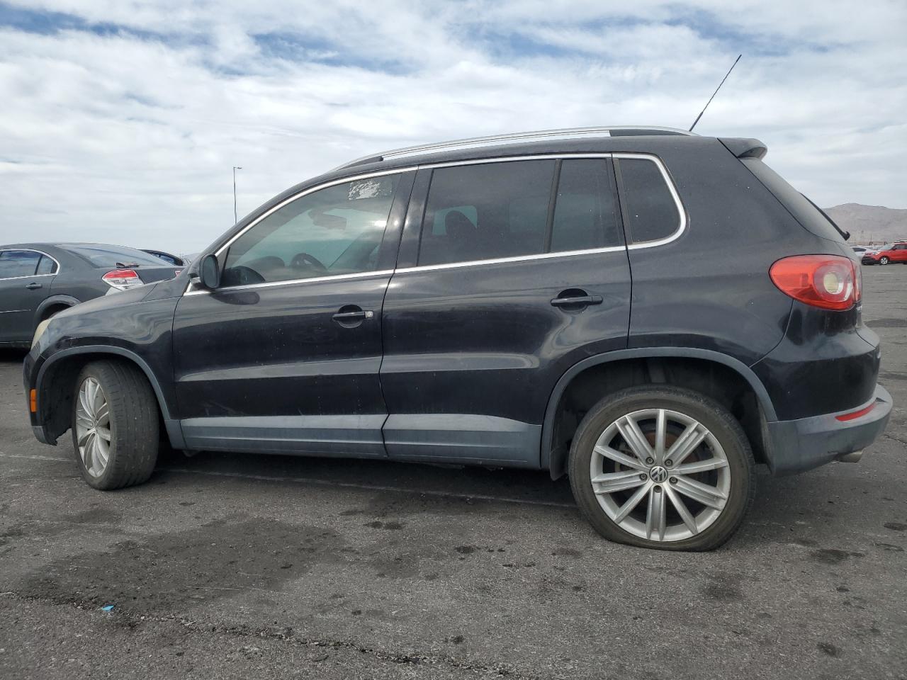 2010 Volkswagen Tiguan - Image 2