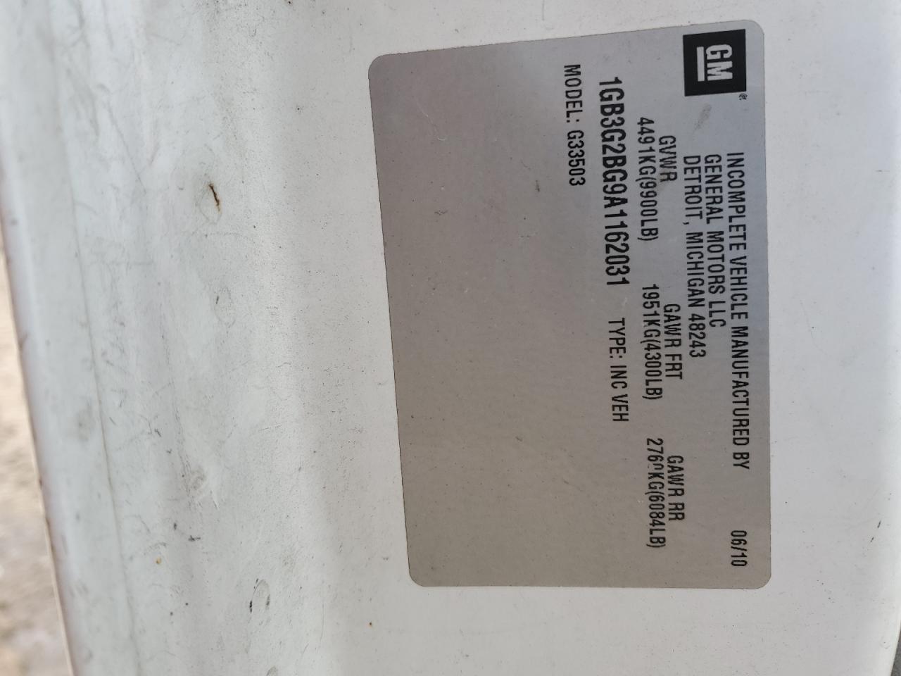 2010 Chevrolet Express - Image 12