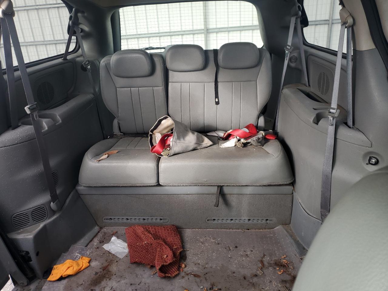2007 Chrysler Town & Country - Image 10