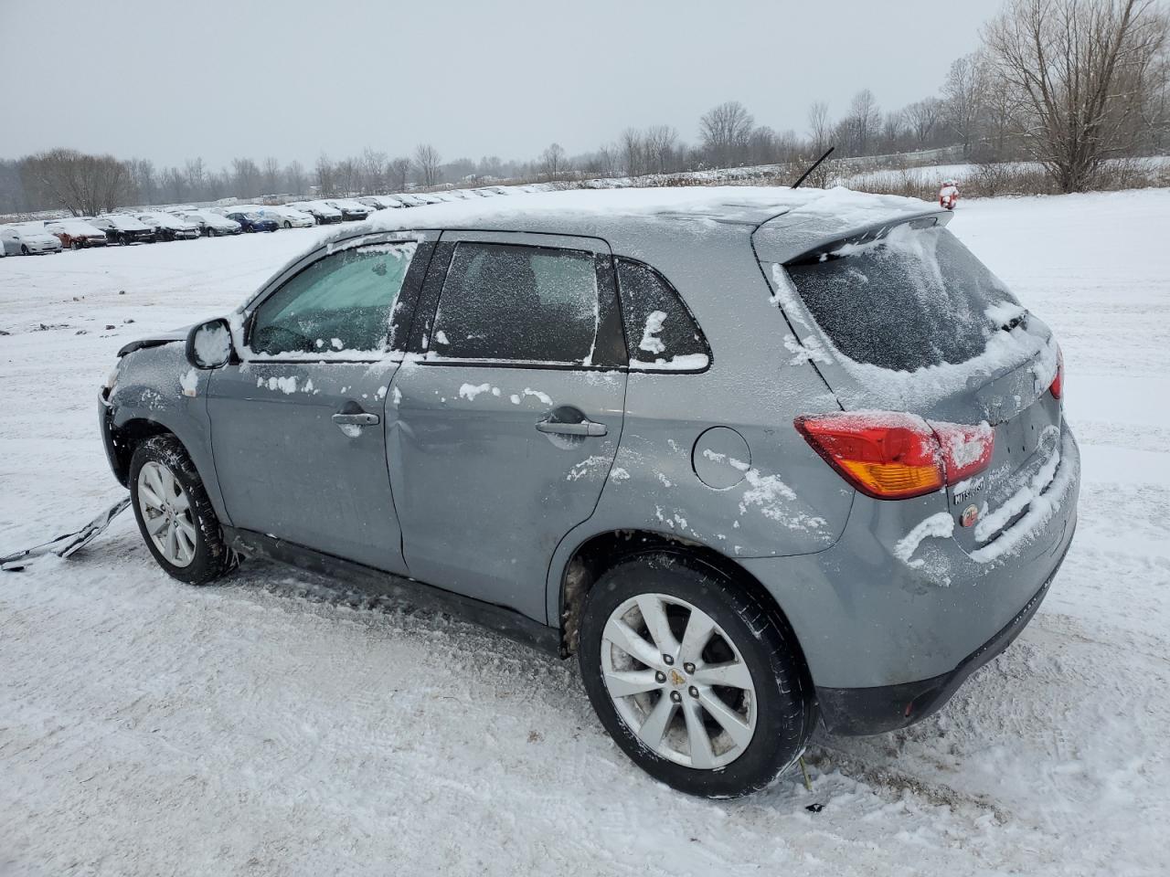2015 Mitsubishi Outlander - Image 2