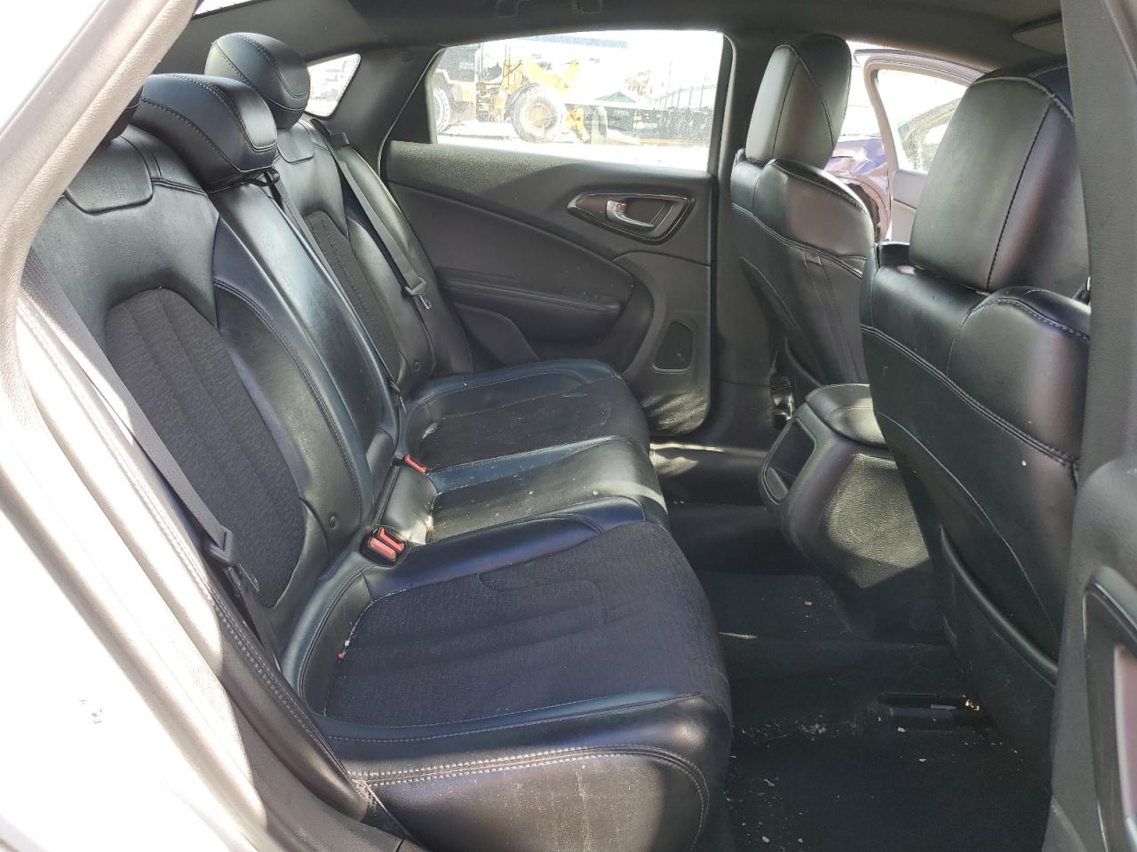 2015 Chrysler 200 - Image 11