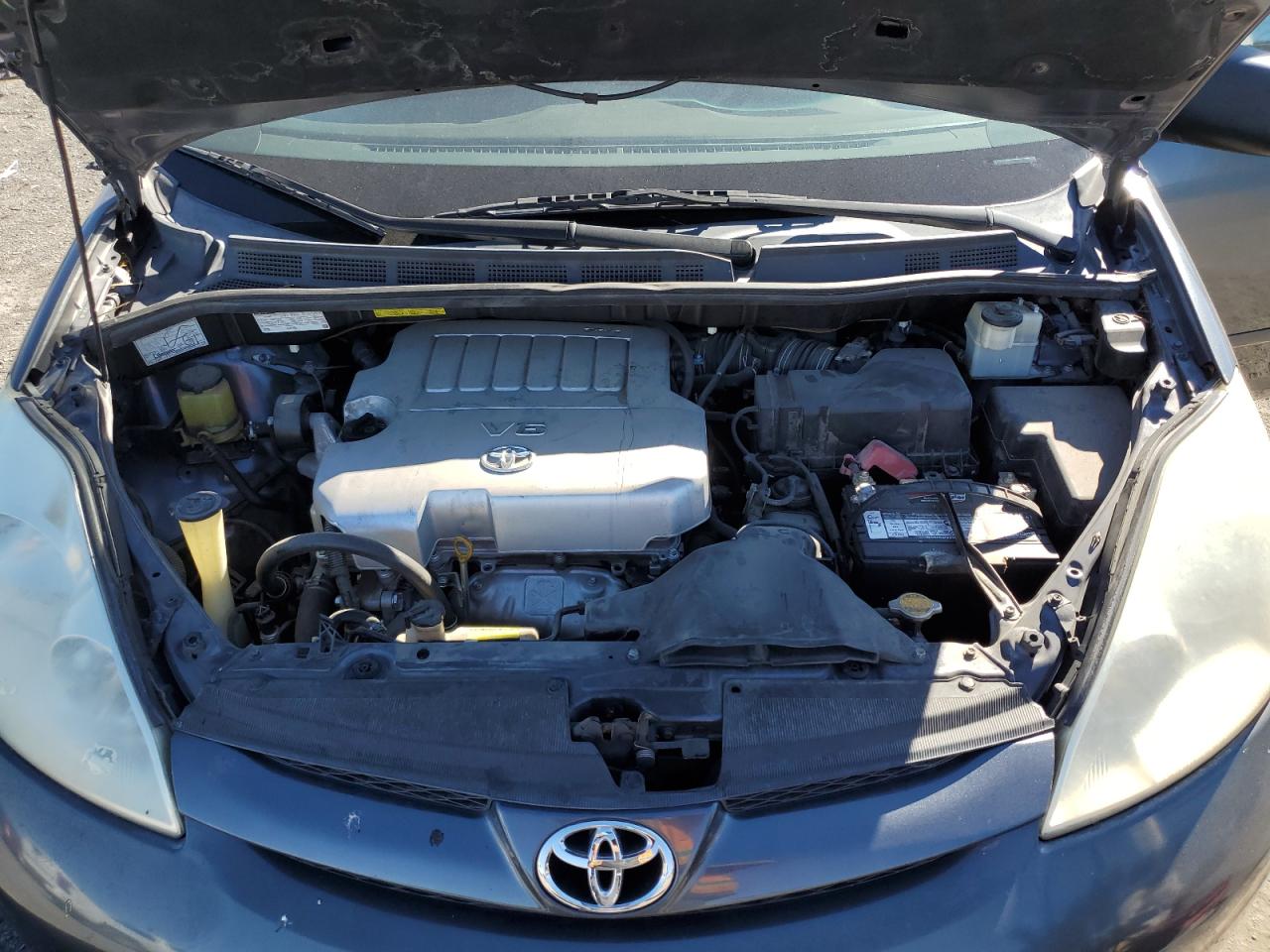 2010 Toyota Sienna - Image 13