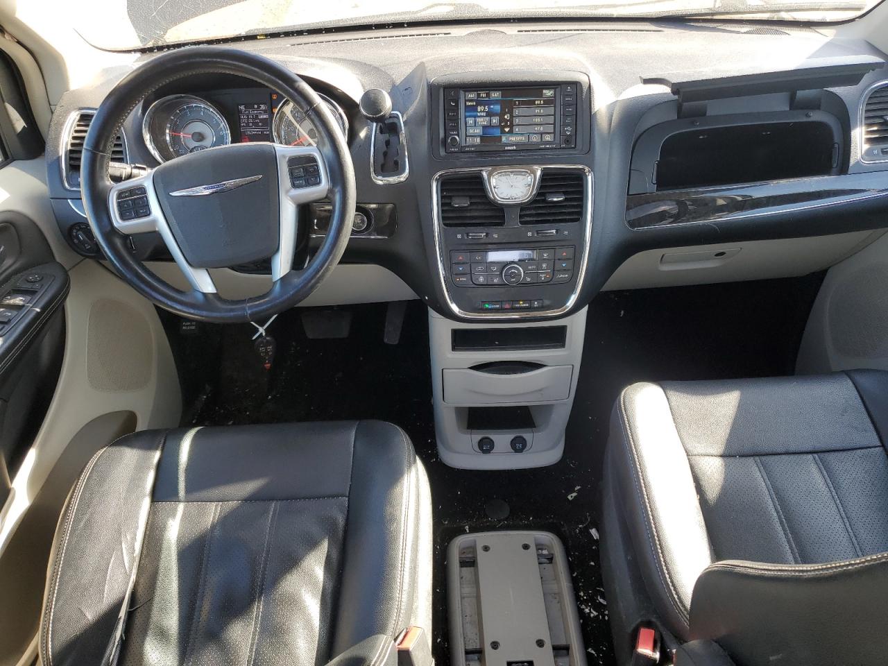 2013 Chrysler Town & Country - Image 8