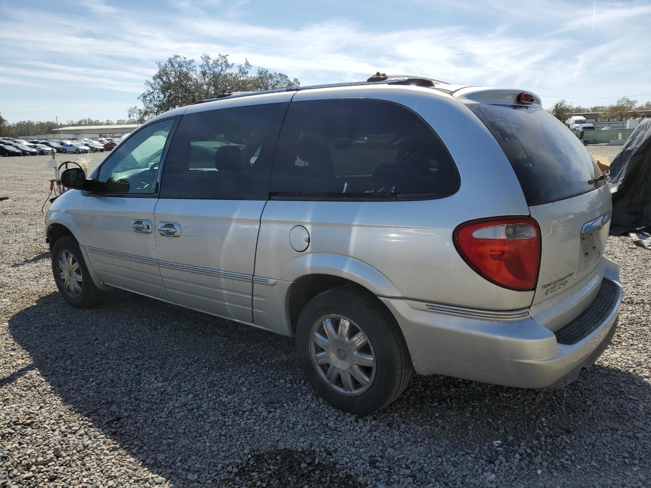 2006 Chrysler Town & Country - Image 2