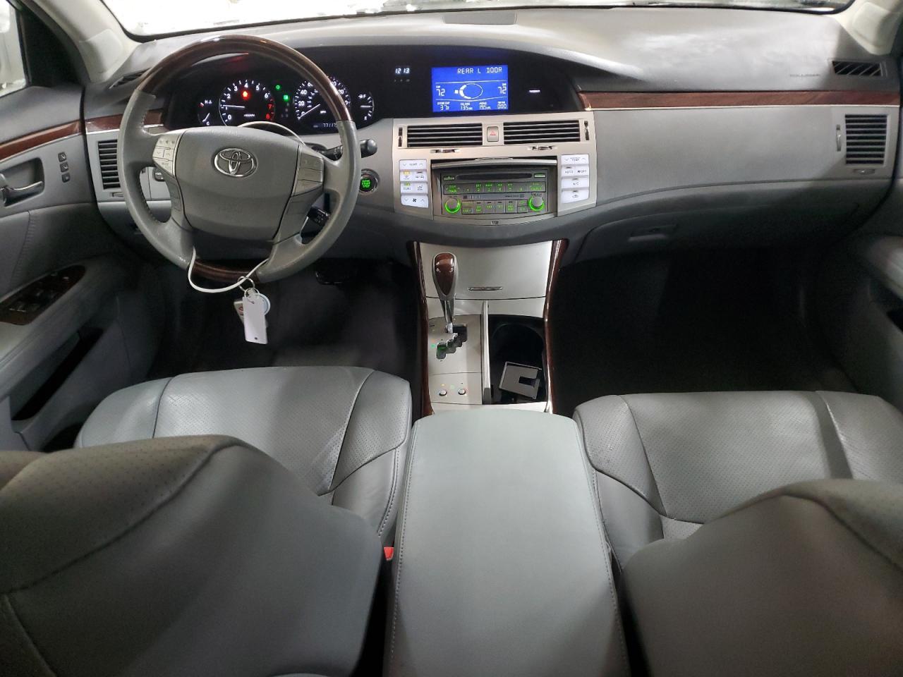 2010 Toyota Avalon - Image 8