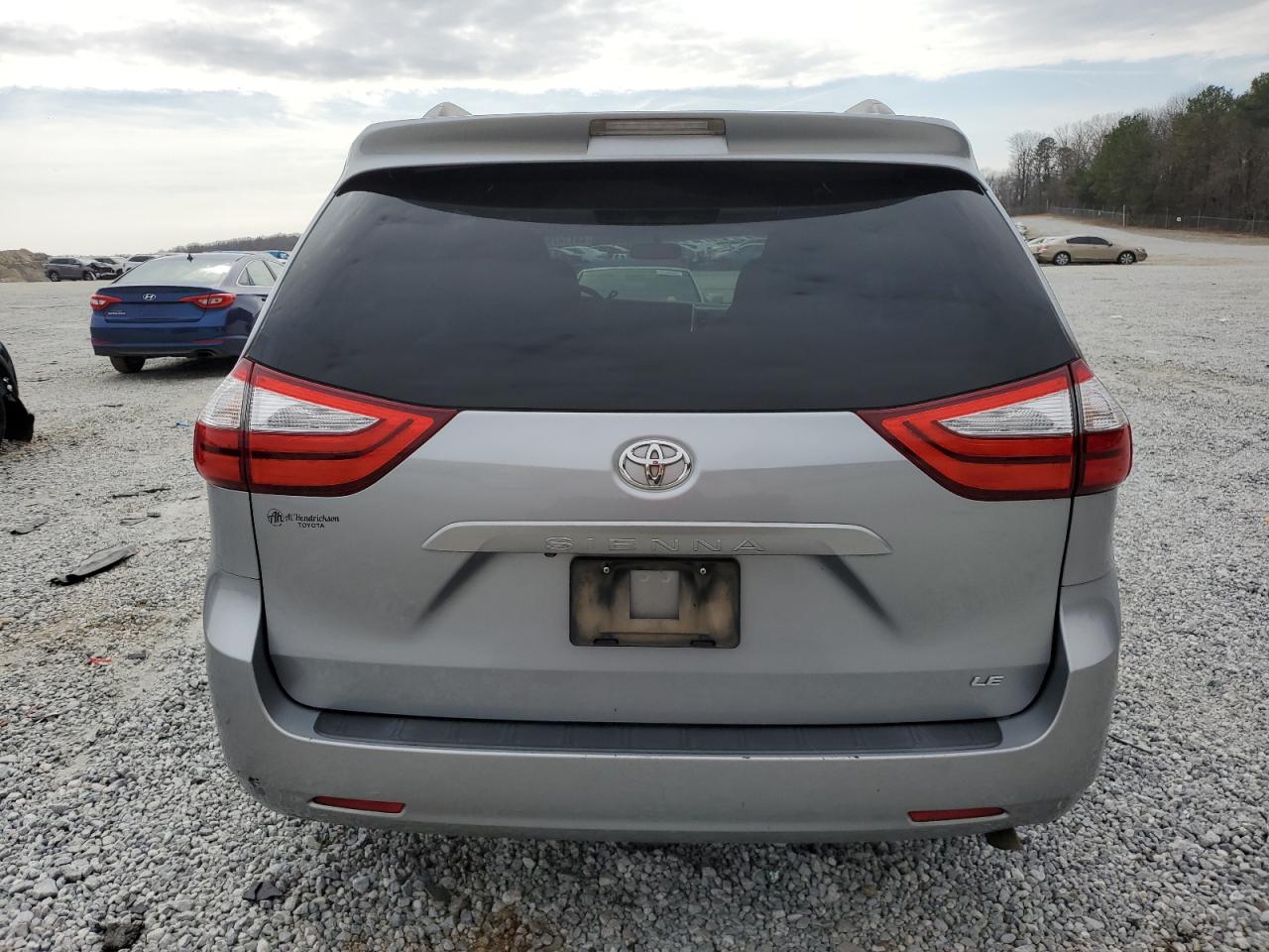 2015 Toyota Sienna - Image 6