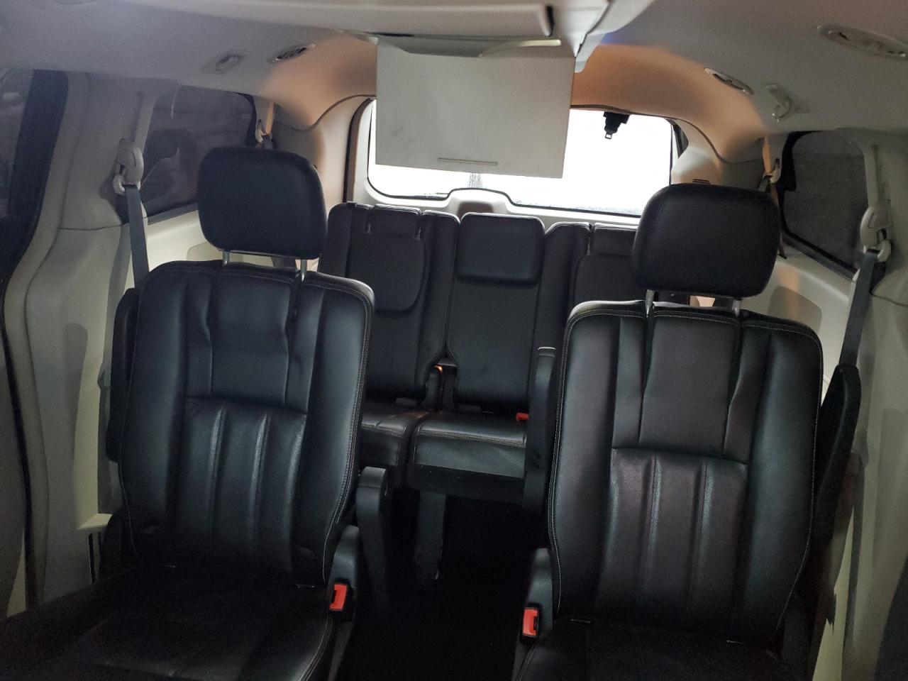 2015 Chrysler Town & Country - Image 10
