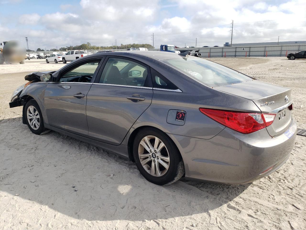 2011 Hyundai Sonata - Image 2