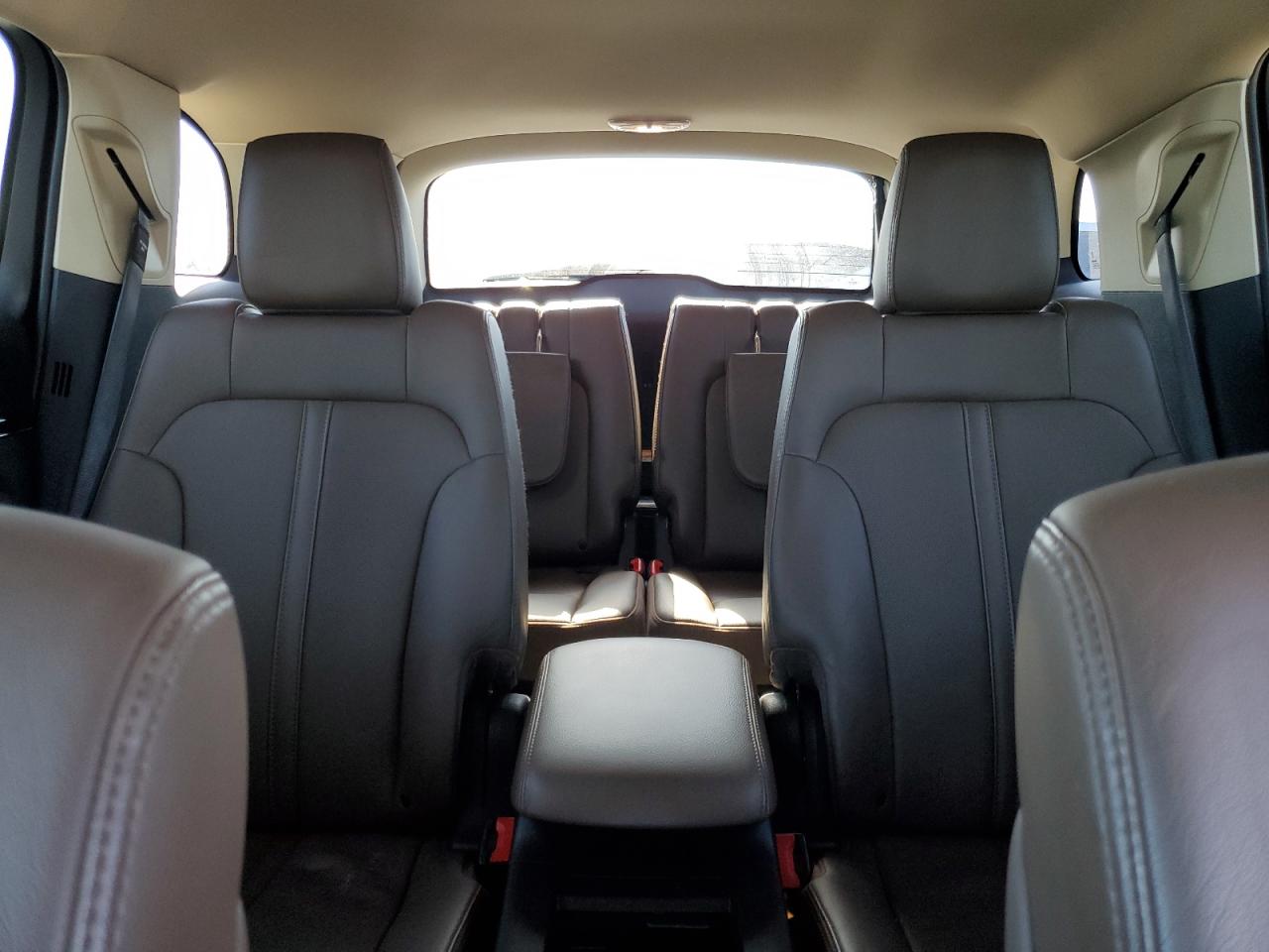 2013 Lincoln MKT - Image 10