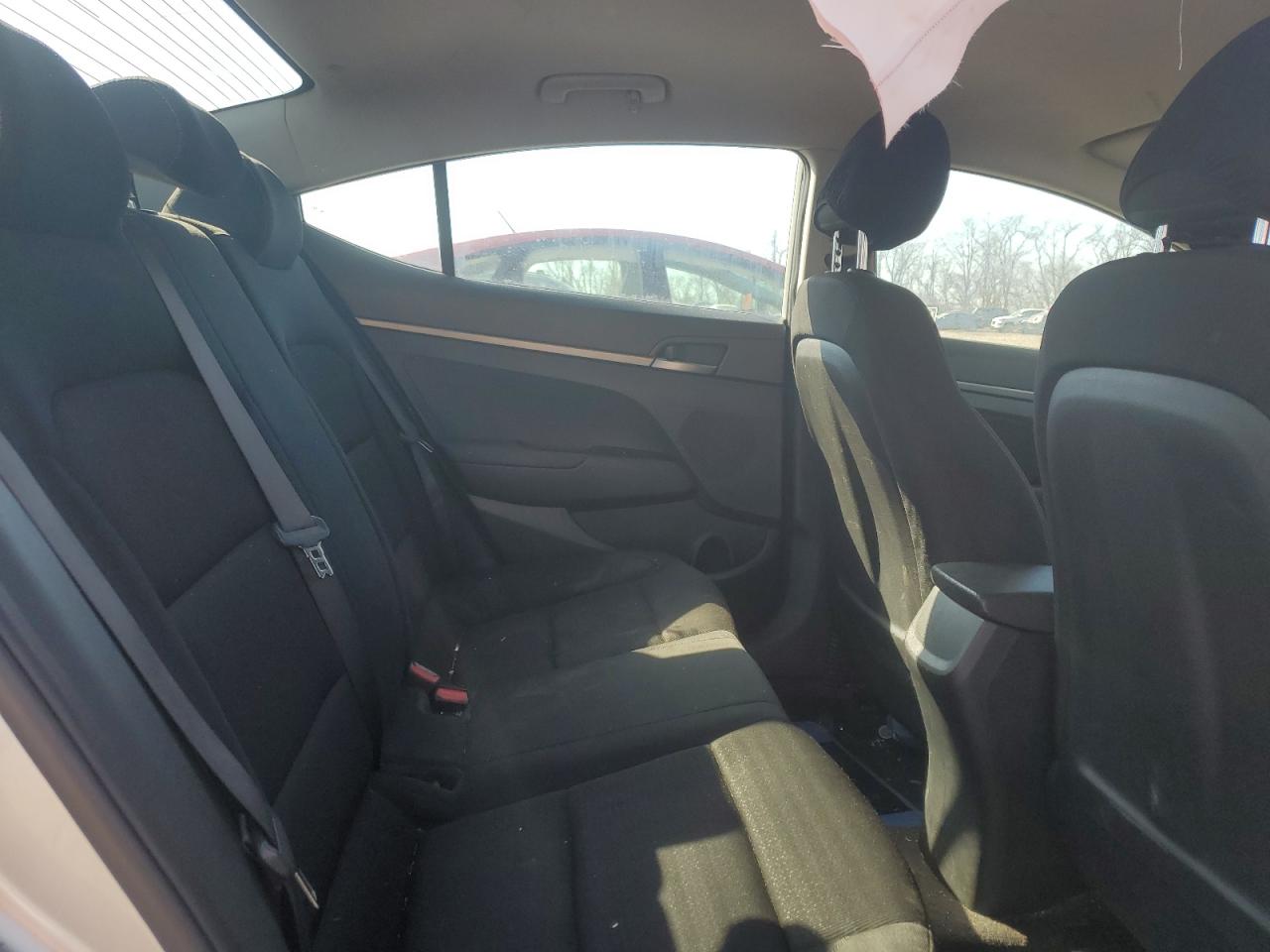 2018 Hyundai Elantra - Image 10
