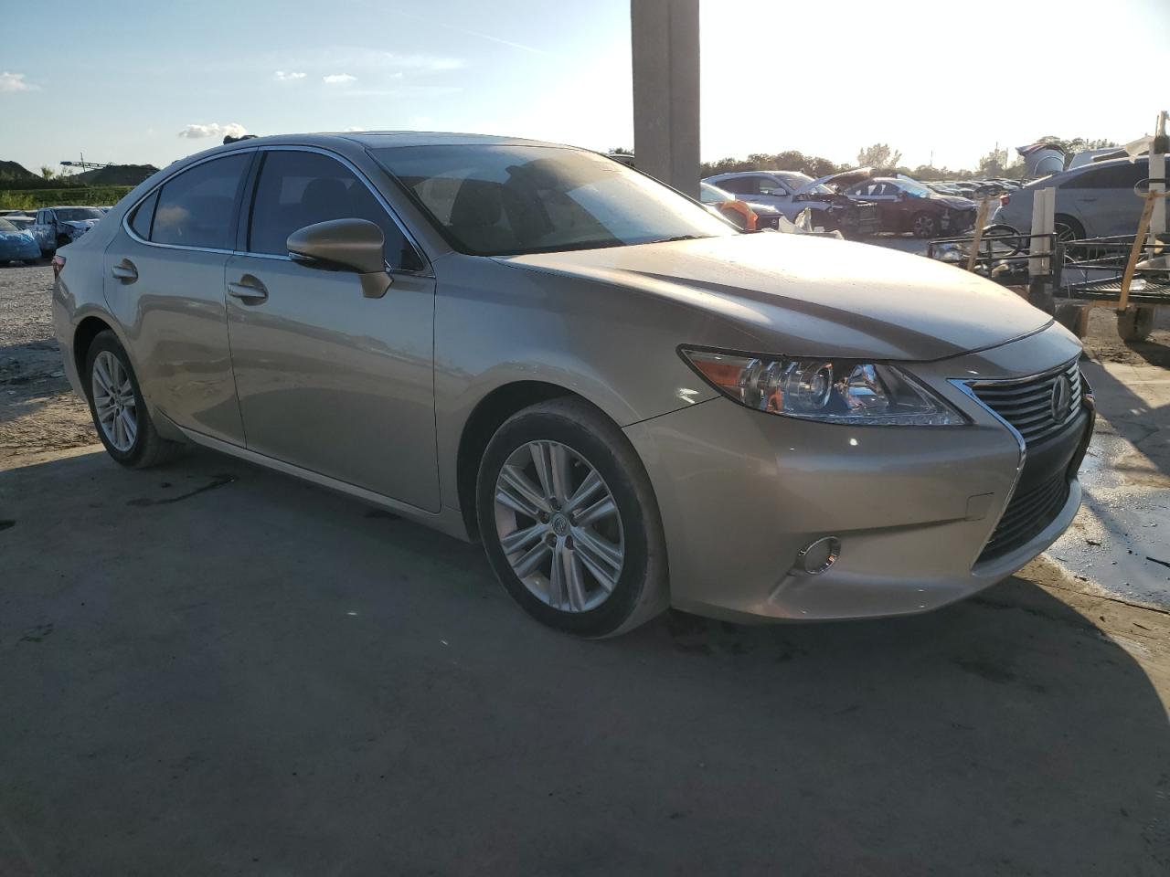 2015 Lexus ES - Image 4