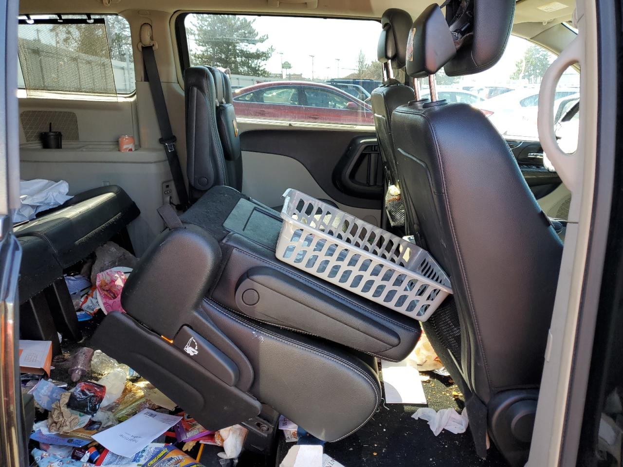 2014 Chrysler Town & Country - Image 11