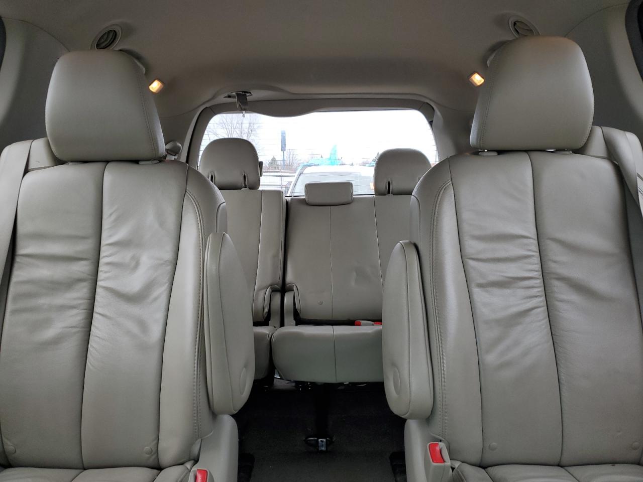 2011 Toyota Sienna - Image 10