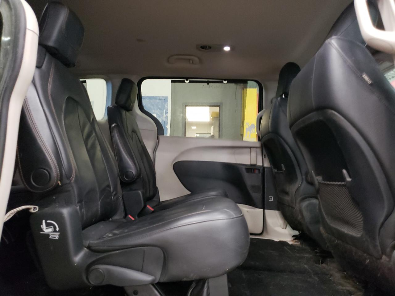 2017 Chrysler Pacifica - Image 11