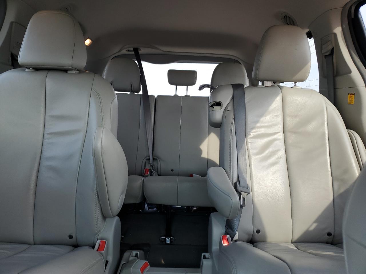 2013 Toyota Sienna - Image 10
