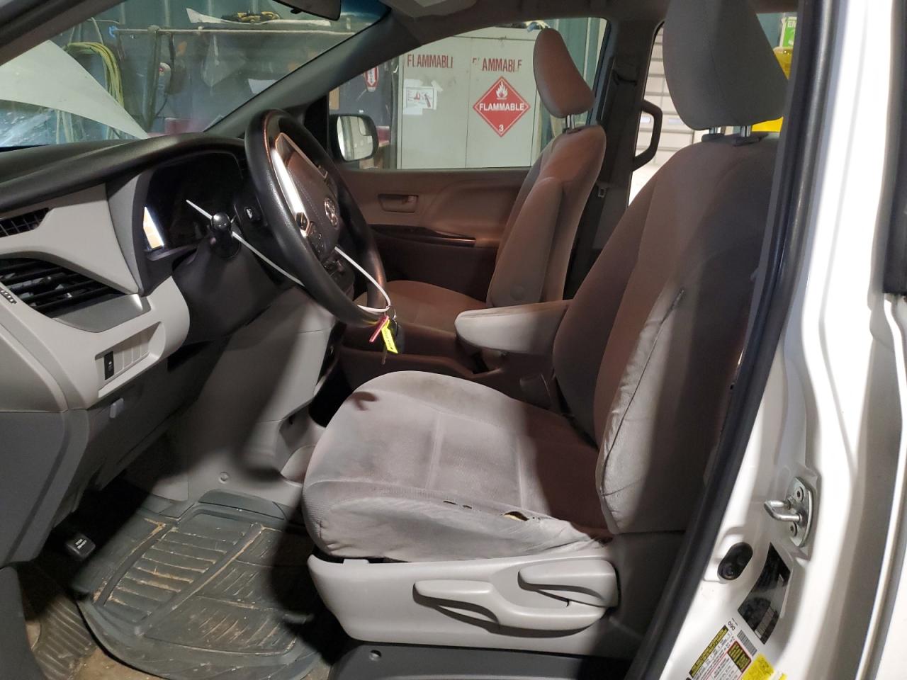 2015 Toyota Sienna - Image 7
