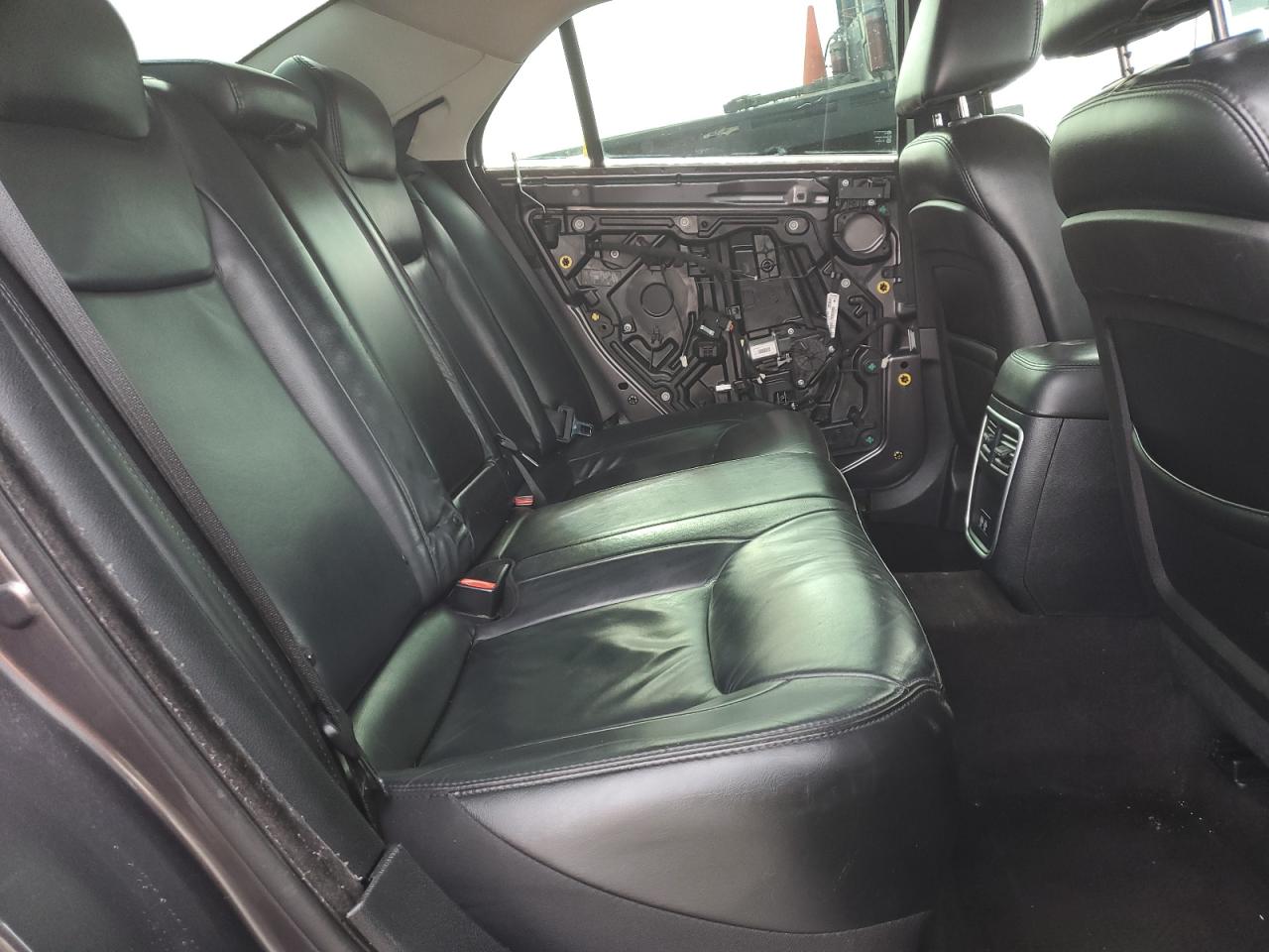 2016 Chrysler 300 - Image 10